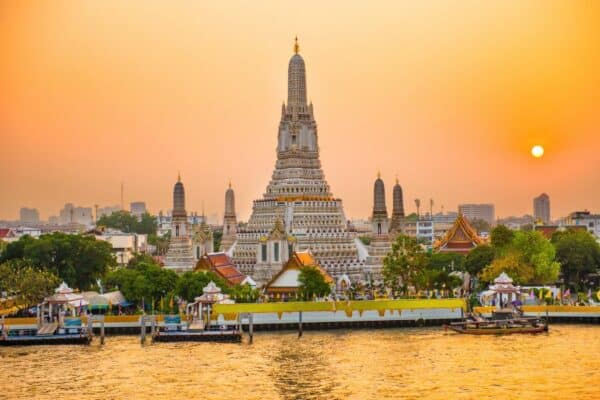 Der Wat Arun in Bangkok am Chao Phraya River.