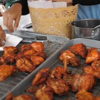 Die Auslage eines Standes in Hat Yai, wo es das Hat Yai Fried Chicken zu kaufen gibt.