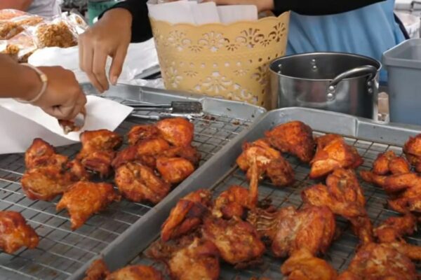 Die Auslage eines Standes in Hat Yai, wo es das Hat Yai Fried Chicken zu kaufen gibt.