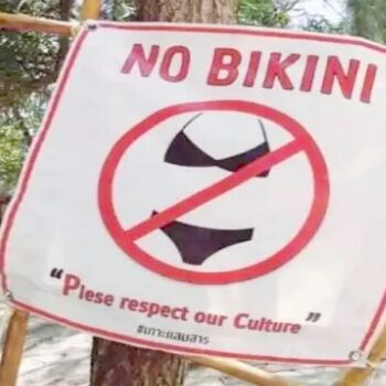 Die Königlich Thailändische Marine erklärt das Verbotsschild für Bikinis.