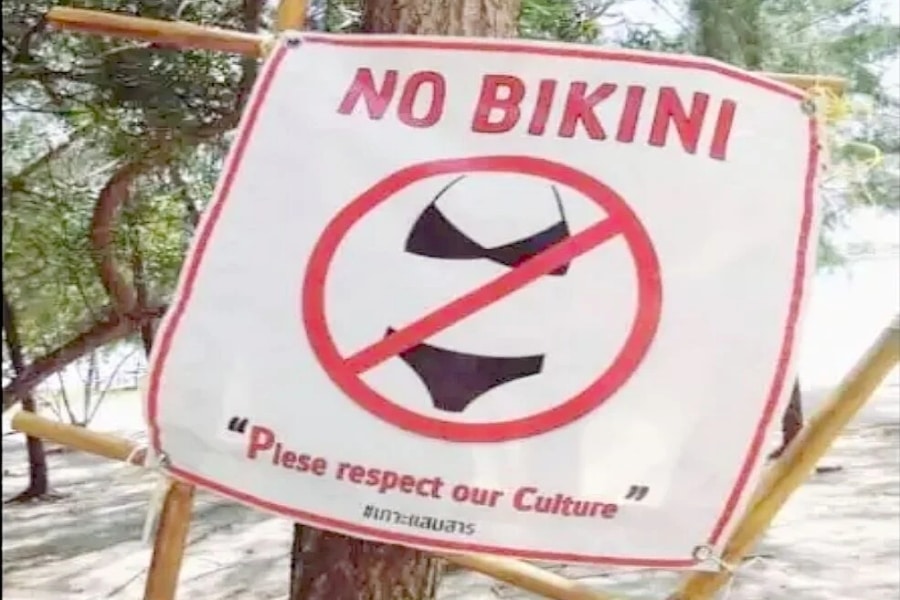 Die Königlich Thailändische Marine erklärt das Verbotsschild für Bikinis.