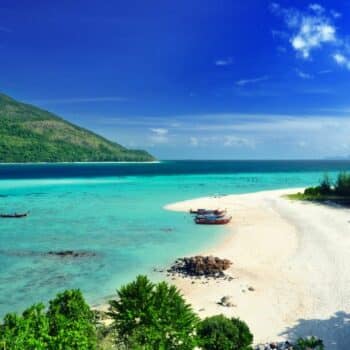 Laut der britischen Zeitung ist der Sunrise Beach auf der schönste Strand in Thailand.