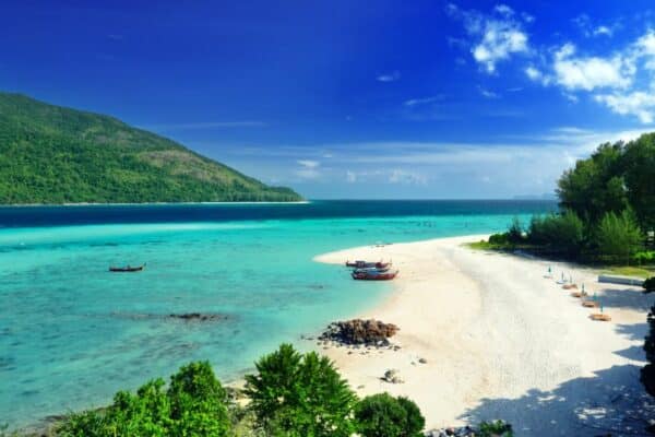 Laut der britischen Zeitung ist der Sunrise Beach auf der schönste Strand in Thailand.