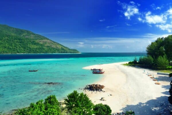 Laut der britischen Zeitung ist der Sunrise Beach auf der schönste Strand in Thailand.