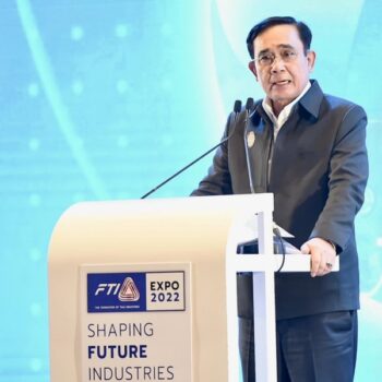 Thailands PM bei einer Rede auf der Future Messe.