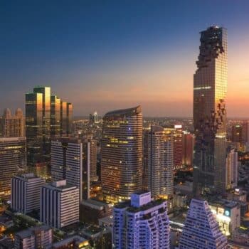 Die Skyline von Bangkok mit dem markanten Mahanakhon Tower und dem W Hotel in Silom.