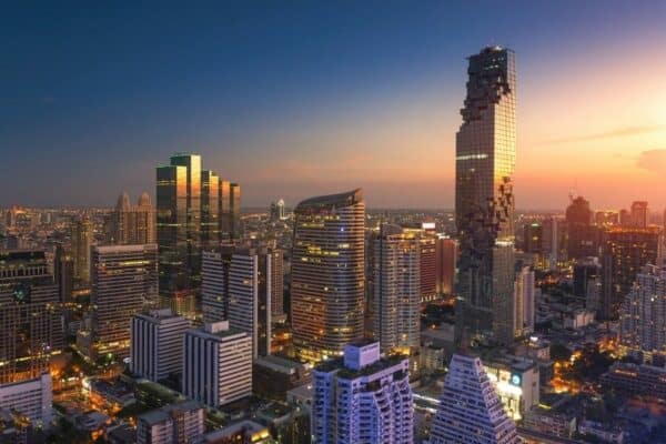 Die Skyline von Bangkok mit dem markanten Mahanakhon Tower und dem W Hotel in Silom.