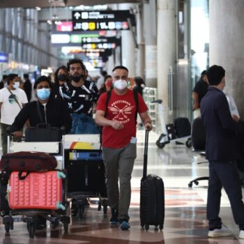 Bei der Ankunft am Flughafen Suvarnabhumi gehen die Touristen durch das Terminal.