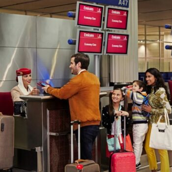 Ein Check-In Schalter der Emirates Airline, wo eine Touristin fälschlicher Weise abgewiesen wurde.