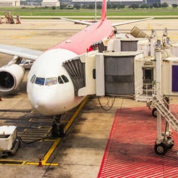 Ein Flugzeug am Finger des Don Muang Airports, welcher in diesem Monat auch einen Anstieg an Flügen verzeichnen wird.