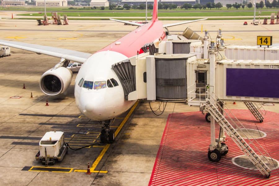 Ein Flugzeug am Finger des Don Muang Airports, welcher in diesem Monat auch einen Anstieg an Flügen verzeichnen wird.