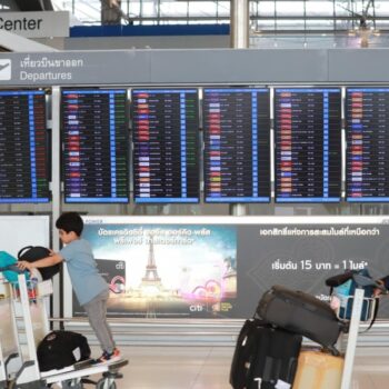 Internationale Passagiere gehen durch ein Terminal am Flughafen Suvarnabhumi.