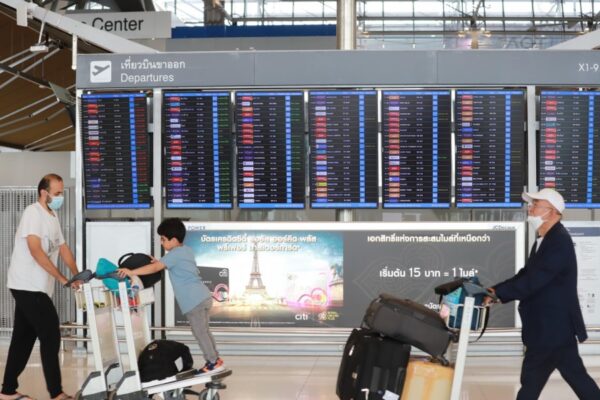 Internationale Passagiere gehen durch ein Terminal am Flughafen Suvarnabhumi.