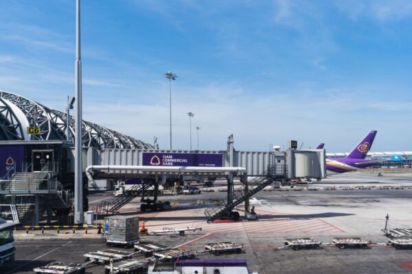 Ein Flugzeug der Thai Airways an einem Finger am Bangkoker Flughafen.