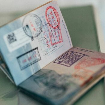 Ein Reisepass mit Visa Stempel, in denen auch das kostenfreie Visa eingetragen wird.