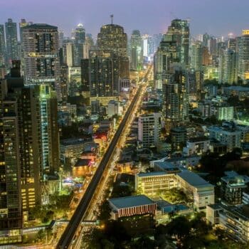 Blick auf die Sukhumvit Road in Bangkok aus der Vogelperspektive.