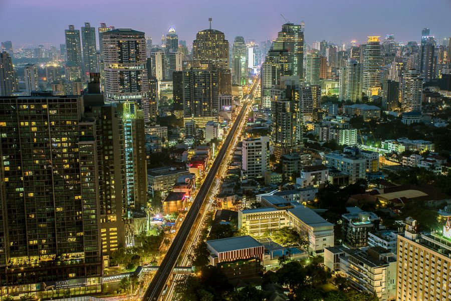 Blick auf die Sukhumvit Road in Bangkok aus der Vogelperspektive.