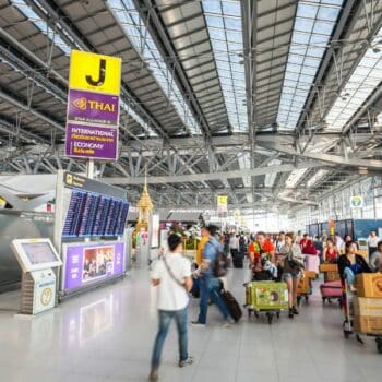 Touristen kommen am 6. Februar 2022 am Flughafen Suvarnabhumi in der Provinz Samut Prakan an.