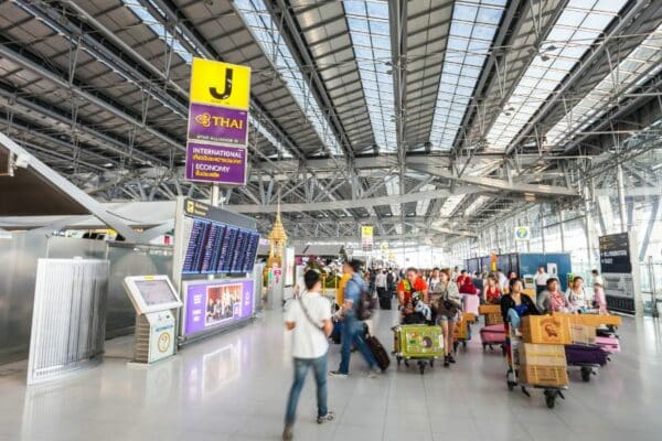 Touristen kommen am 6. Februar 2022 am Flughafen Suvarnabhumi in der Provinz Samut Prakan an.