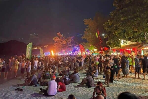 Tourismusminister besucht Vollmondparty auf Koh Phangan und unterstützt spätere Sperrstunden