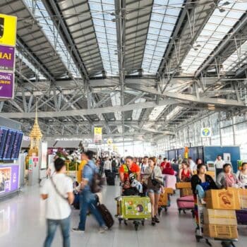 Touristen kommen am Flughafen Suvarnabhumi an. Frau Marisa sagt, dass die Währungsabwertung die Attraktivität der thailändischen Tourismusindustrie in der Zeit nach der Pandemie erhöht.