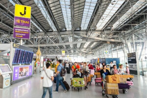 Touristen kommen am Flughafen Suvarnabhumi an. Frau Marisa sagt, dass die Währungsabwertung die Attraktivität der thailändischen Tourismusindustrie in der Zeit nach der Pandemie erhöht.