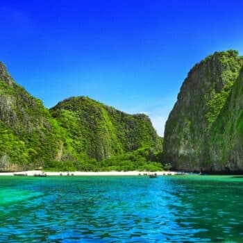 Die Maya Bay ist nach zweimonatiger Unterbrechung wieder für Touristen geöffnet worden.