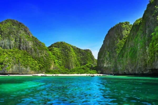 Die Maya Bay ist nach zweimonatiger Unterbrechung wieder für Touristen geöffnet worden.