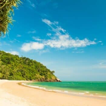 Im Koh Lanta Nationalpark bezaubern Wasserfälle Touristen und Naturliebhaber.