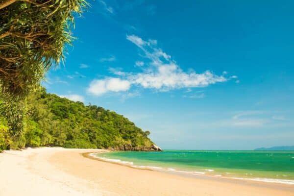 Im Koh Lanta Nationalpark bezaubern Wasserfälle Touristen und Naturliebhaber.