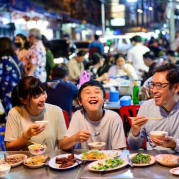 Yaowarat Road in Chinatown verwandelt sich in ein vegetarisches Essensparadies