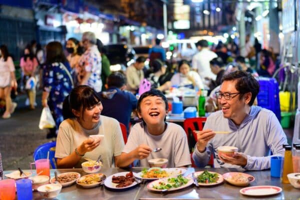 Yaowarat Road in Chinatown verwandelt sich in ein vegetarisches Essensparadies