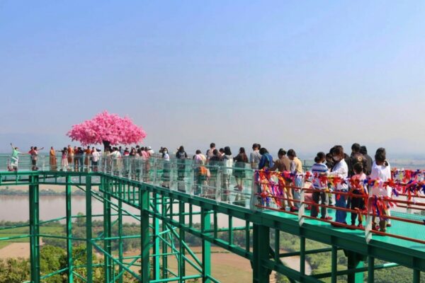 In Chiang Rai wurde ein neuer Skywalk eröffnet, der einen Panoramablick über das Goldene Dreieck bietet.