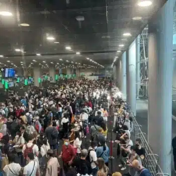 Fast 50.000 ausländische Touristen kamen gestern auf dem thailändischen Flughafen Suvarnabhumi an.