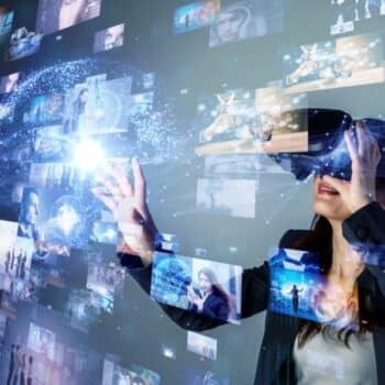 Argumented Reality (AR) ist ein interaktives Erlebnis, das die reale Welt mit computergenerierten Inhalten kombiniert, wie Pokémon GO.