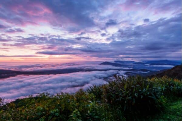 Sonnenaufgang im Phu Ruea National Park, Loei, Thailand.