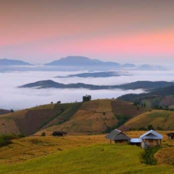 Die herrliche Aussicht von einem Berg in Thailands berühmter nördlicher Provinz Chiang Mai hat gestern Hunderte von Touristen angezogen.