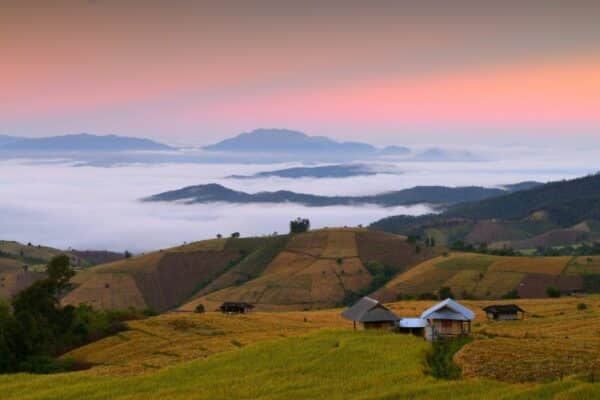 Die herrliche Aussicht von einem Berg in Thailands berühmter nördlicher Provinz Chiang Mai hat gestern Hunderte von Touristen angezogen.