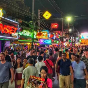 Das Gesundheitsministerium ist gegen eine Ausgangssperre um 4 Uhr morgens, während das Tourismusministerium einen Probelauf in der Bangla Road fordert.
