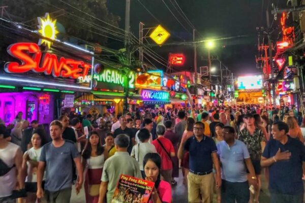 Das Gesundheitsministerium ist gegen eine Ausgangssperre um 4 Uhr morgens, während das Tourismusministerium einen Probelauf in der Bangla Road fordert.