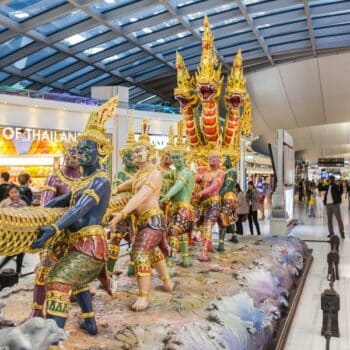 Der Flughafen Suvarnabhumi füllt sich mit Reisenden, da die Zahl der internationalen Ankünfte dank der stetigen Erholung von der Covid-19-Pandemie wieder zunimmt.