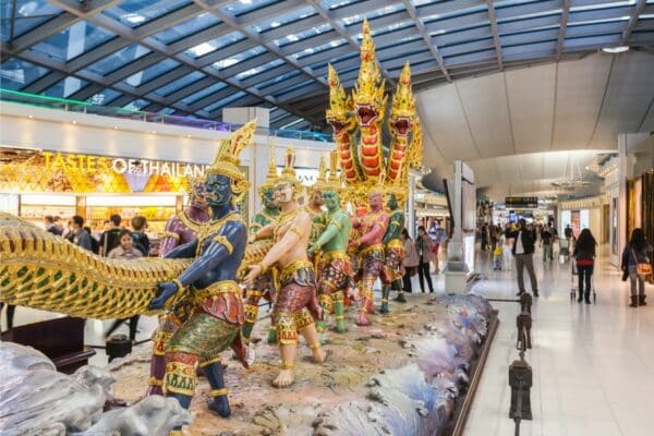 Der Flughafen Suvarnabhumi füllt sich mit Reisenden, da die Zahl der internationalen Ankünfte dank der stetigen Erholung von der Covid-19-Pandemie wieder zunimmt.