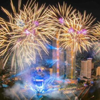 Silvester Feuerwerk auf dem Chao Phraya Fluss vor der Icon Siam Shopping Mall.