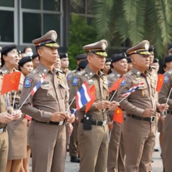 Die thailändische Fremdenverkehrspolizei berät ankommende Reisende, wie sie mit möglichen Gefahren umgehen sollen.