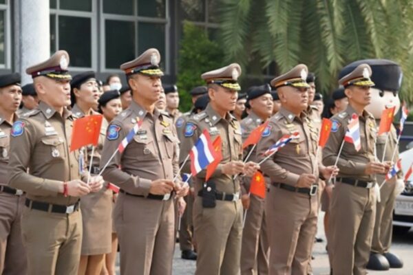 Die thailändische Fremdenverkehrspolizei berät ankommende Reisende, wie sie mit möglichen Gefahren umgehen sollen.