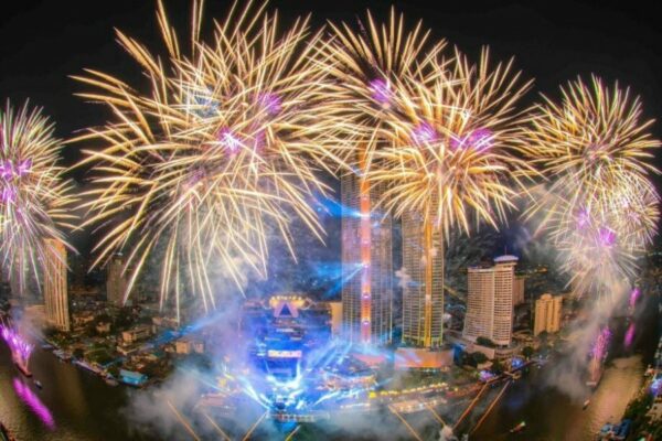 Blick auf das Feuerwerk auf dem Chao Phraya Fluss, vor dem IconSiam in Bangkok.