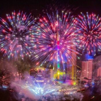 Feuerwerk vor dem Iconsiam in Bangkok, Thailand.