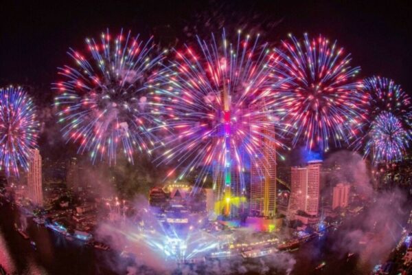 Feuerwerk vor dem Iconsiam in Bangkok, Thailand.