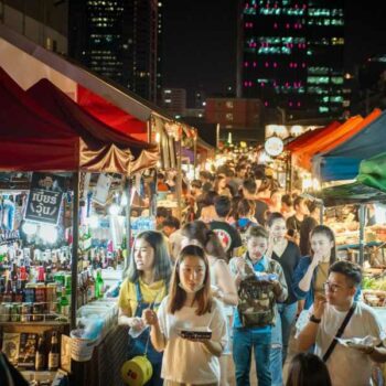 Bangkoks erster kostenloser Street-Food-Platz begrüßt Straßenhändler und Straßenverkäufer - Das Essen ist nicht kostenlos, nur der Platz