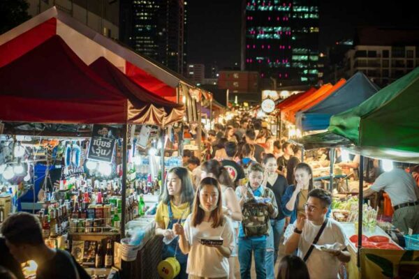 Bangkoks erster kostenloser Street-Food-Platz begrüßt Straßenhändler und Straßenverkäufer - Das Essen ist nicht kostenlos, nur der Platz